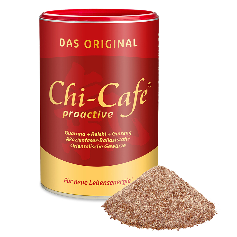 Dr. Jacob’s Chi-Cafe proaktives Kaffeepulver in einer roten Dose mit Zutaten wie Guarana, Reishi, Ginseng, Akazienfaser und orientalischen Gewürzen, begleitet von einem kleinen Haufen braunem Kaffeepulver im Vordergrund.