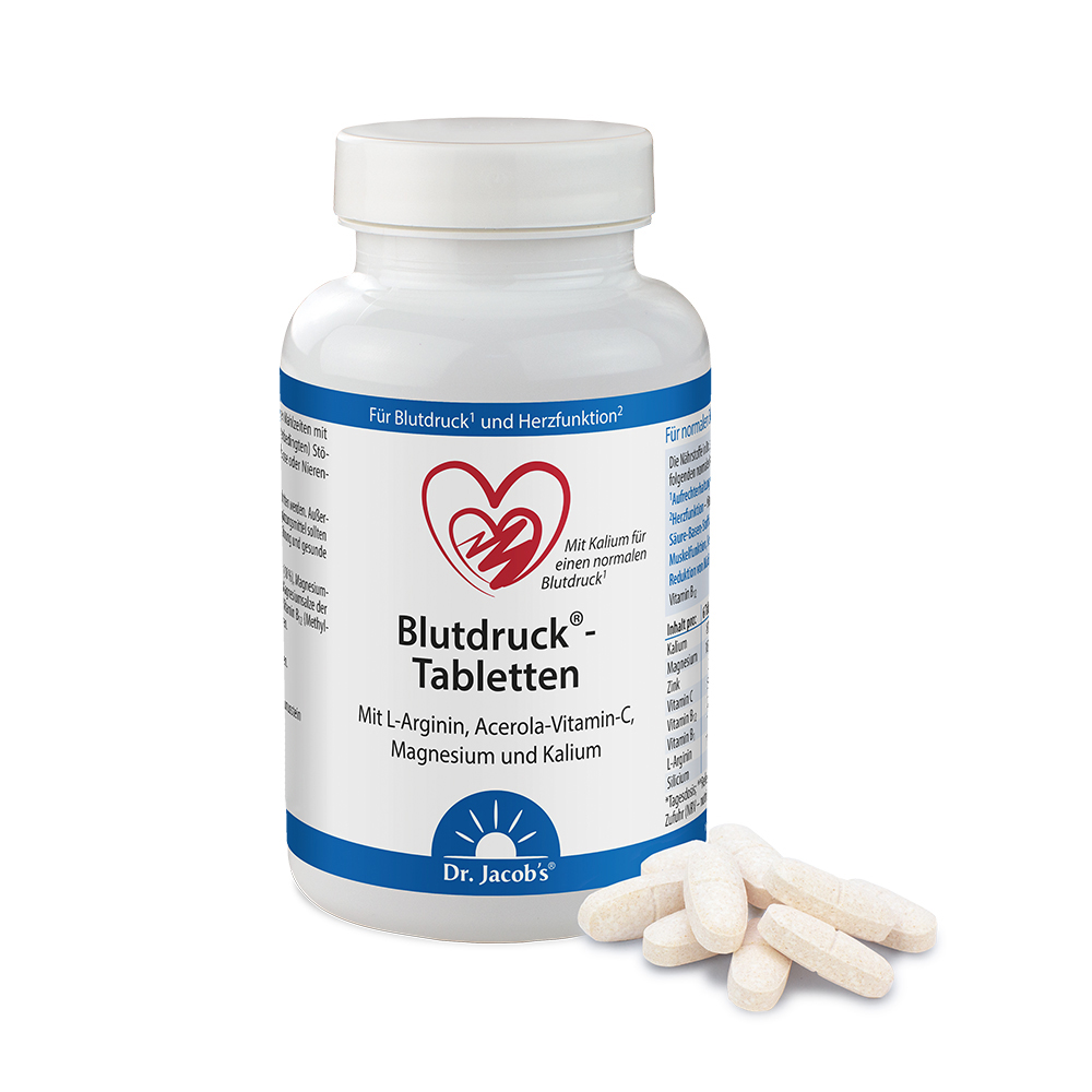 Dr. Jacob’s Blutdruck-Tabletten in einer weißen Plastikflasche mit Herzlogo, enthaltend L-Arginin, Acerola-Vitamin C, Magnesium und Kalium, begleitet von mehreren ovalen Tabletten auf weißem Hintergrund.