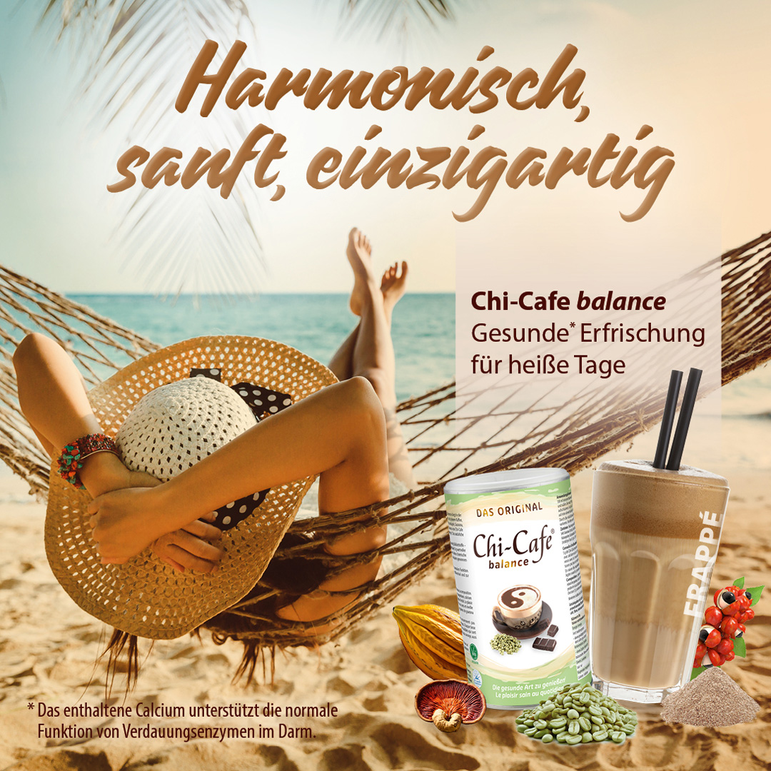 Chi-Cafe balance – Pulver neben einem Glas mit einem kalten Getränk, im Hintergrund eine entspannte Person in einer Hängematte am Strand.