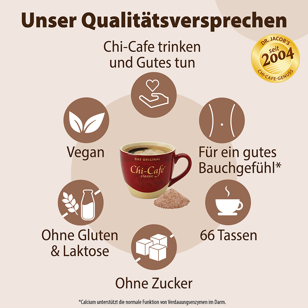 Infografik über Dr. Jacobs Chi-Cafe-Klassiker, mit Hervorhebung der Merkmale: vegan, glutenfrei, laktosefrei, zuckerfrei, 66 Portionen pro Behälter und Unterstützung für die Verdauungsgesundheit, im Mittelpunkt eine Tasse Kaffee und einen Stapel Kaff