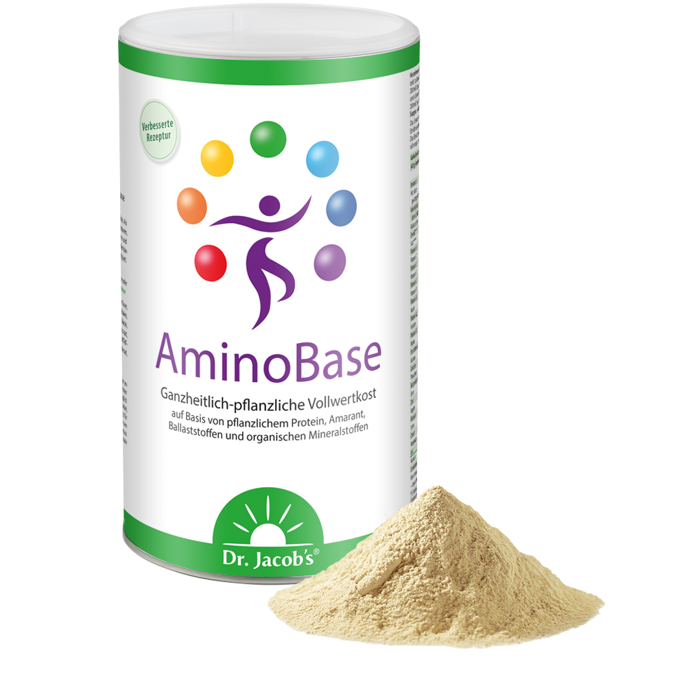 Dr. Jacob’s AminoBase Vollwertpulver auf pflanzlicher Basis in einem weißen Behälter mit buntem Logo und einem Haufen beigem Pulver im Vordergrund, mit Zutaten wie Pflanzenprotein, Amaranth, Ballaststoffen und organischen Mineralien.