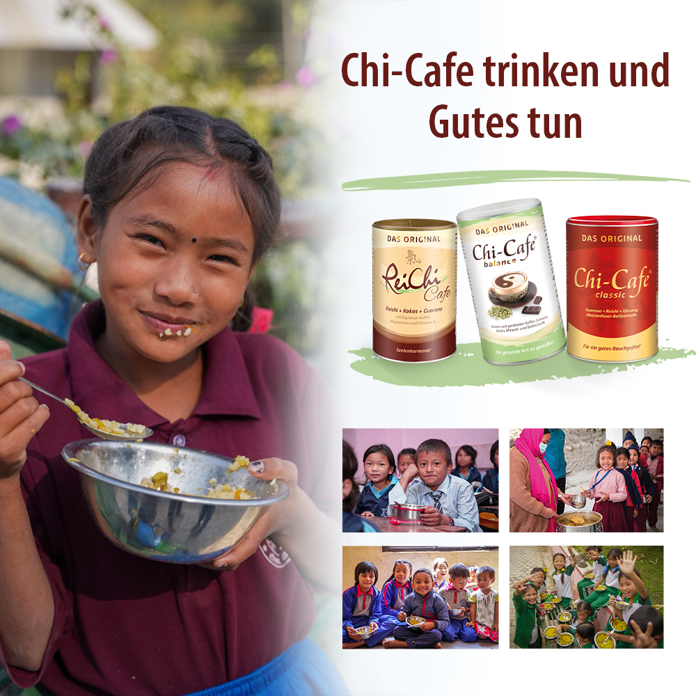 Ein junges Mädchen, das aus einer Schüssel isst, neben Dr. Jacob’s Chi-Cafe ReiChi-, Balance- und Classic-Dosen, mit kleineren Fotos, die Kinder in einer Schule zeigen und das soziale Engagement hervorheben, das mit der Produktlinie verbunden ist.