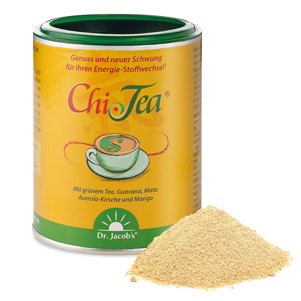 Dr. Jacob's Chi-Tee-Dose mit gelbem Etikett, mit grünem Tee, Guarana, Mate, Acerolakirsche und Mango, dazu ein kleiner Haufen helles Pulver vor dem Behälter.