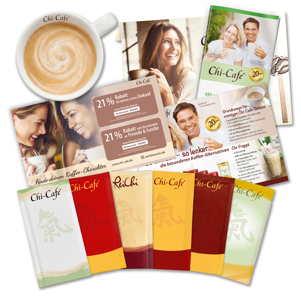 Eine Sammlung von Chi-Cafe-Produkten von Dr. Jacob, darunter verschiedene Probebeutel, eine Tasse Kaffee und Werbeflyer mit Rezepten und Lifestyle-Bildern von Menschen, die die Kaffeealternative genießen.