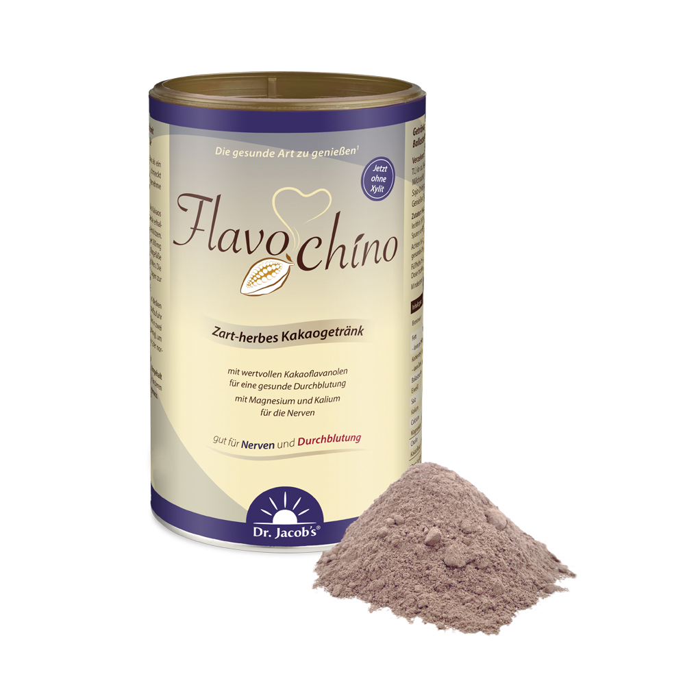 Dr. Jacob’s Flavochino-Kakaogetränkepulver in einer runden Dose, begleitet von einem kleinen Haufen des braunen Pulvers im Vordergrund und mit Informationen zu Kakaoflavanolen, Magnesium und Kalium auf dem Verpackungsetikett.