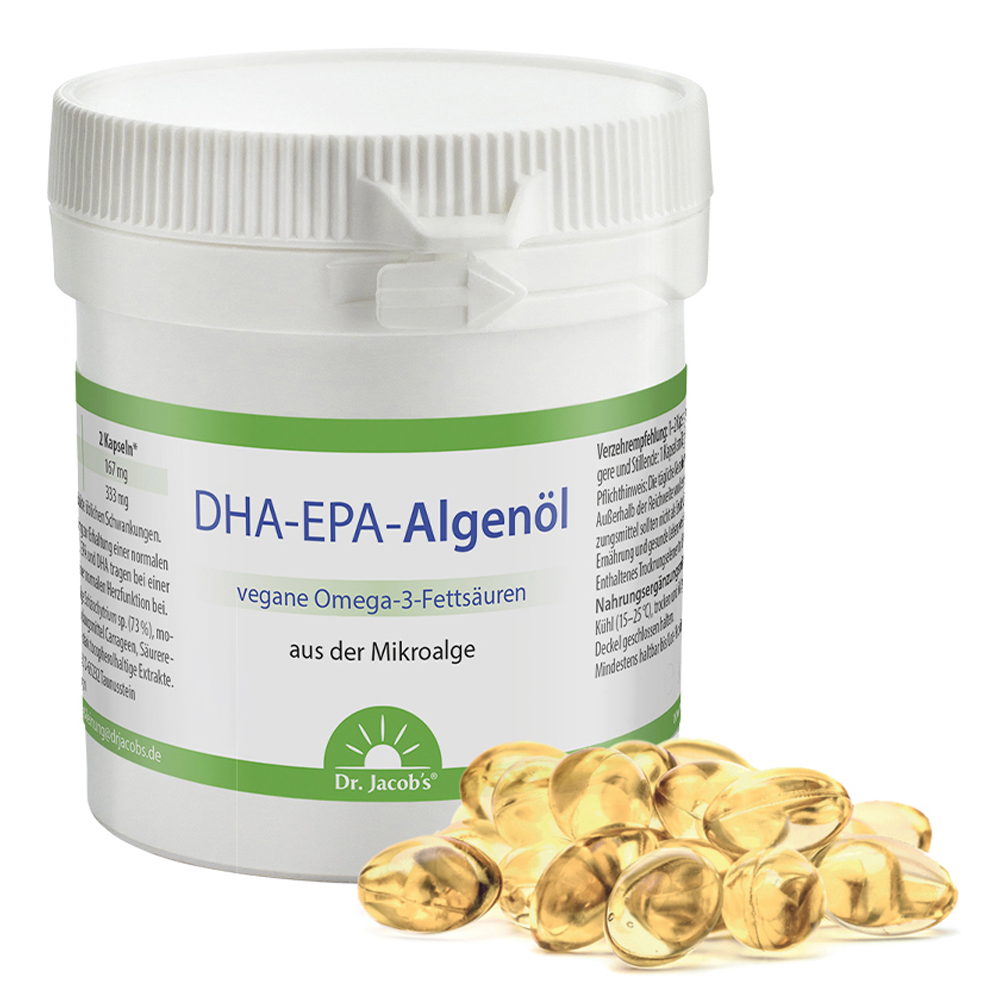 Dr. Jacob’s DHA-EPA-Algenöl veganes Omega-3-Fettsäurepräparat in einem weißen Plastikbehälter mit einem Stapel goldfarbener Softgelkapseln im Vordergrund, isoliert auf weißem Hintergrund.