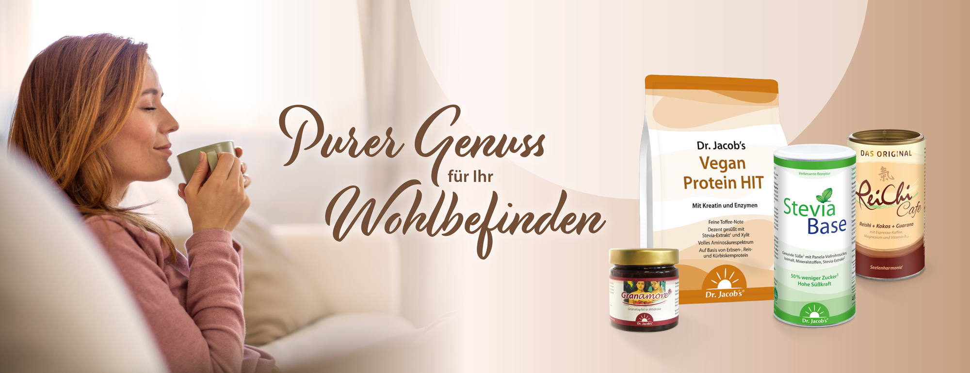 Entspannende Szene mit einer Frau, die neben Dr. Jacob's Vegan Protein HIT, Stevia Base, Reichi Cafe und Granamore einen Drink genießt. Produkte für Wohlbefinden und ein gesundes Lifestyle-Konzept.