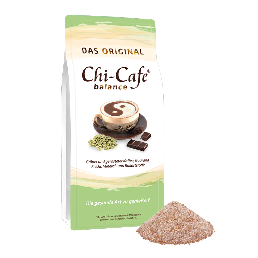 Dr. Jacob’s Chi-Cafe Balance Kaffeegetränkepulver in einem Standbeutel mit grünem Kaffee, Guarana, Reishi, Mineralien und Ballaststoffen, begleitet von einem kleinen Haufen des braunen Pulvers vor der Verpackung.