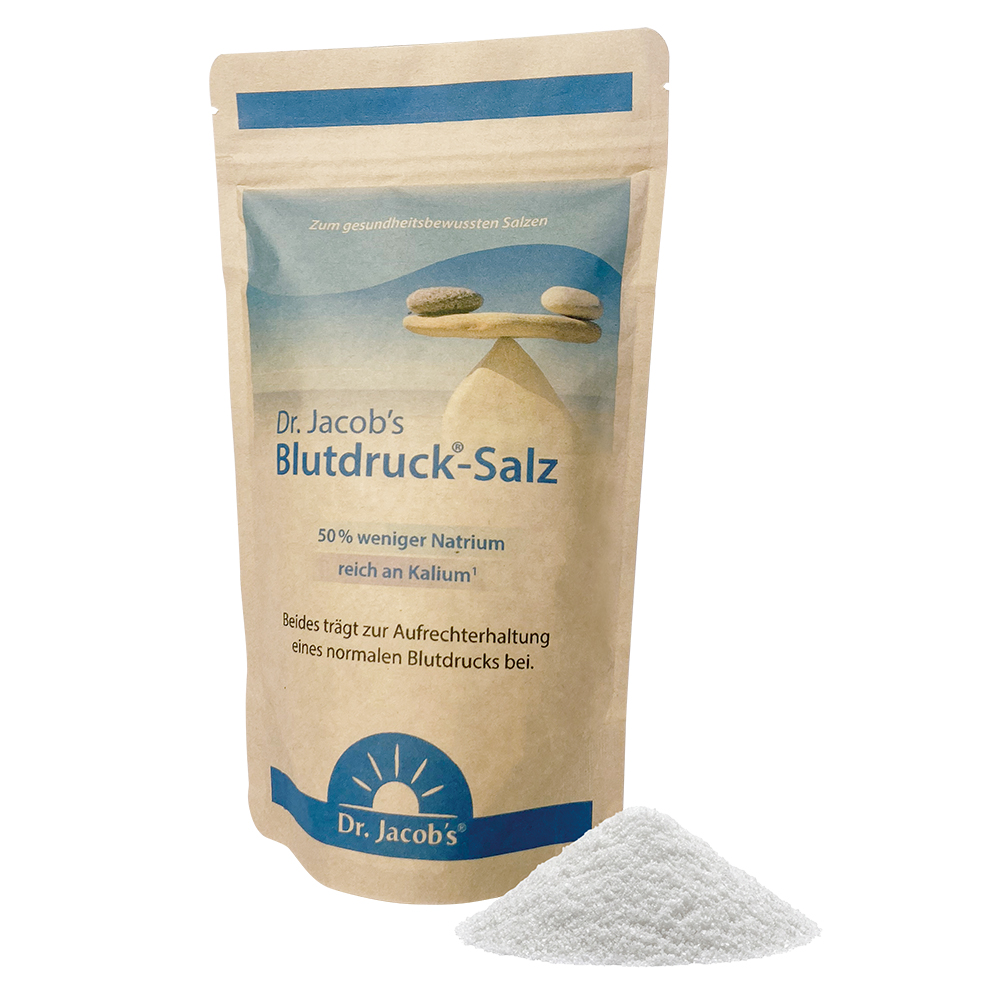 Dr. Jacob's Blutdruck-Salz im Standbeutel mit einem Salzhaufen davor. Auf der Verpackung befinden sich das Markenlogo, der Produktname und Informationen zu reduziertem Natrium- und hohem Kaliumgehalt zur Aufrechterhaltung eines normalen Blutdrucks.
